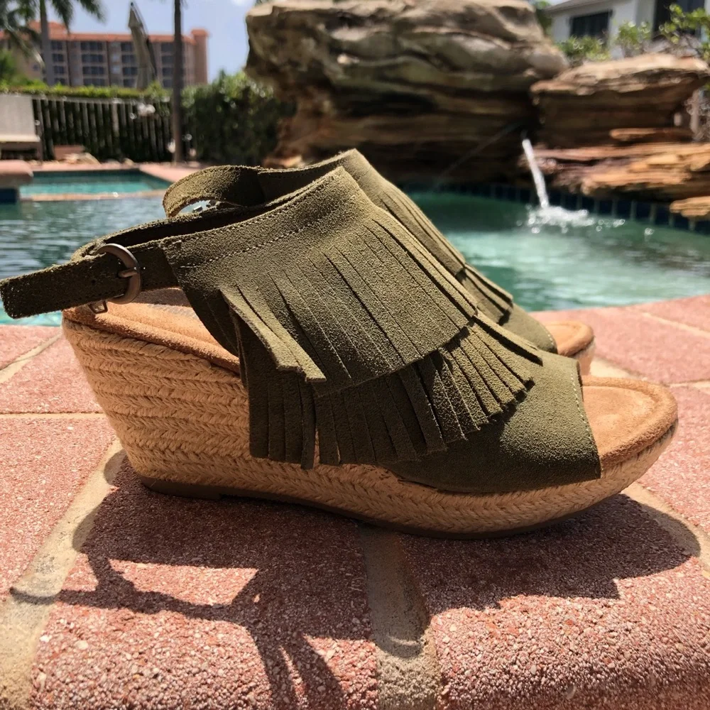 Olive Green Fringe Wedges - Picture 3 of 5